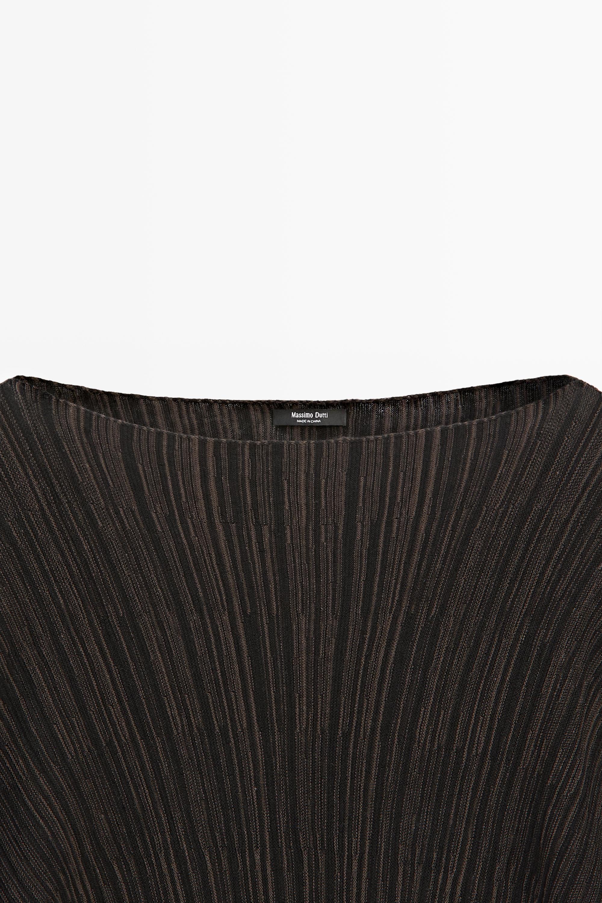 Total look pleated top with striped detail